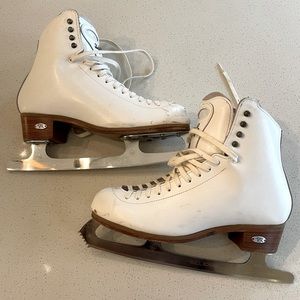 Ladies Riedell Motion Figure Skates